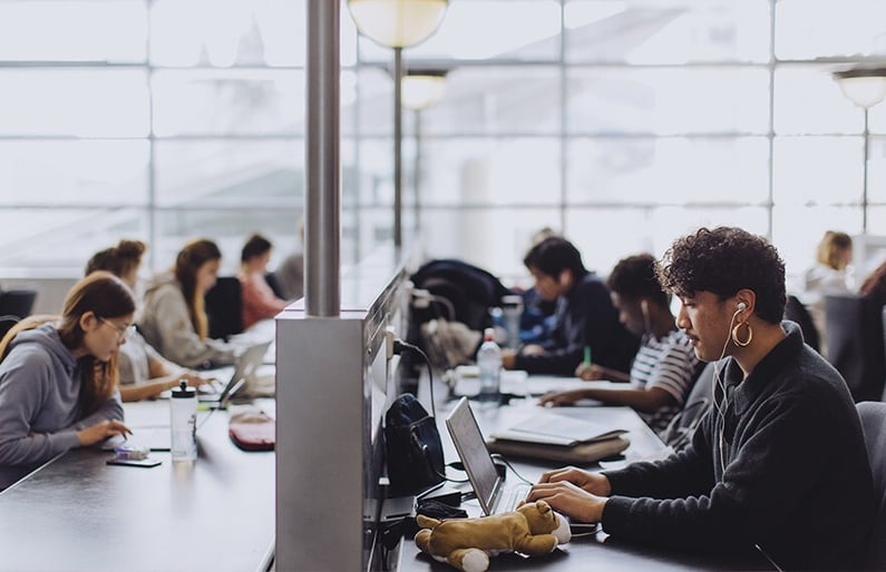 thumbnail_students-in-the-library-836715